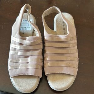 Easy spirit sandals beige size 6m
